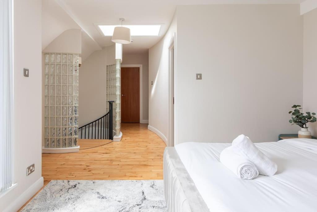 Modern Penthouse Apartment 2 Bed, 2 Bath Sleeps 6 City Centre Белфаст Экстерьер фото