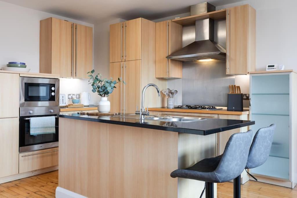 Modern Penthouse Apartment 2 Bed, 2 Bath Sleeps 6 City Centre Белфаст Экстерьер фото